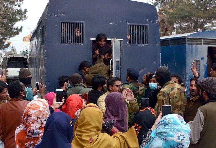 QUETTA: Police arrest Balon medical College students during prot