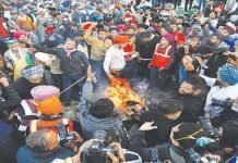 Indian farmers burn legislation in show of defiance Indian Farmers - The News Today - TNT