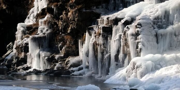 Frozen waterfall - The News Today - TNT