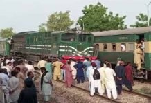 Green Line engine derails, Fareed Express escapes collision Trains - The News Today - TNT