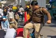 Delhi Police assaut Muslims offering Friday prayers Police - The News Today - TNT