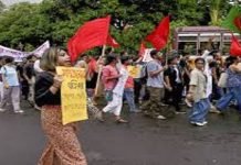 Indian Protesters Block Trains, Buses Against Rape, Murder of Doctor in Kolkata protest - The News Today - TNT