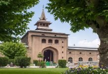 J&K Govt Seals Gates of Jamia Masjid, Denies Funeral Prayers Of Dr Masoodi Jamia - The News Today - TNT