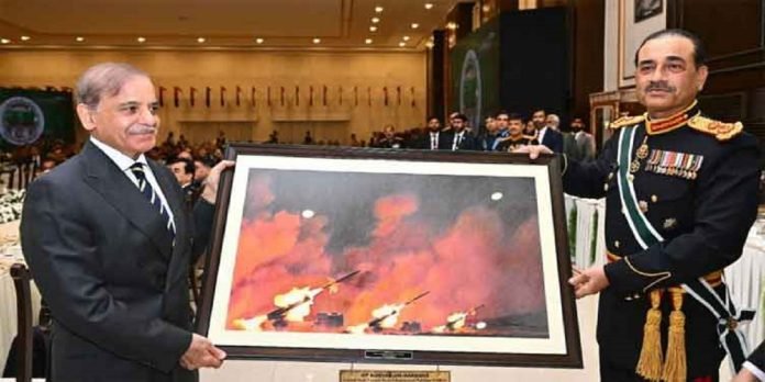 RAWALPINDI-- Field Marshal Asim Munir fetes political leaders over sagacious decisions in 'Battle of Truth' Rawalpindi