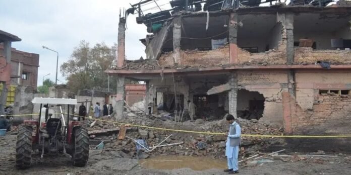 Suicide car bomb hits police station in Bannu, kills five and injures 13