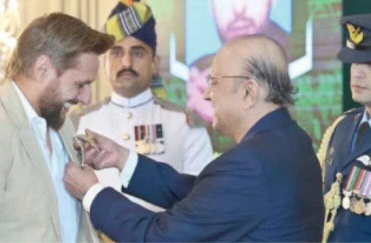 President Zardari confers civil awards on Pakistani and foreign personalities President Zardari confers civil awards on Pakistani and foreign personalities