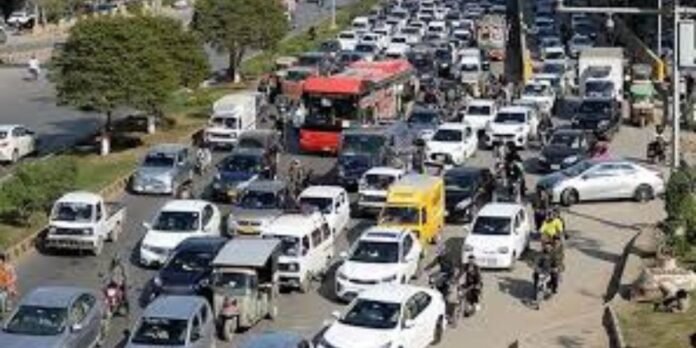 Karachi traffic police begin e-challans for lane violations on Shahrah-e-Faisal