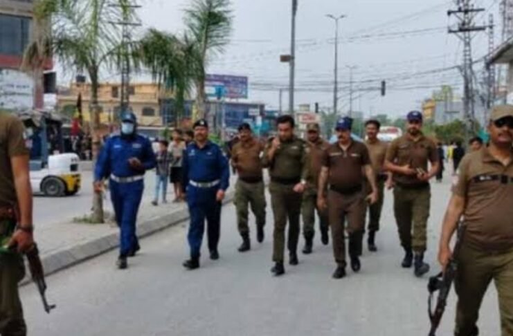 Pakistan Army GOC reviews Ashura security arrangements at Multan control room Pakistan Army GOC reviews Ashura security arrangements at Multan control room