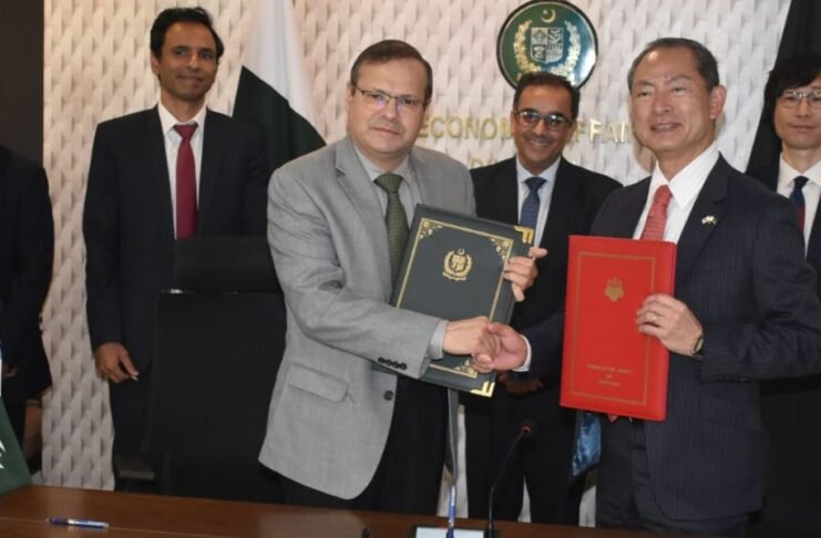Japan extends 350m yen grant for Pakistan’s human resource development Japan extends 350m grant to strengthen Pakistan government’s administrative capacity