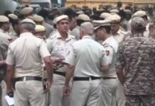 Indian police detain ‘cockroach’ movement leaders demanding election chief’s resignation Indian police detain 'cockroach' movement leaders demanding election chief's resignation