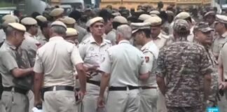 Indian police detain ‘cockroach’ movement leaders demanding election chief’s resignation Indian police detain 'cockroach' movement leaders demanding election chief's resignation