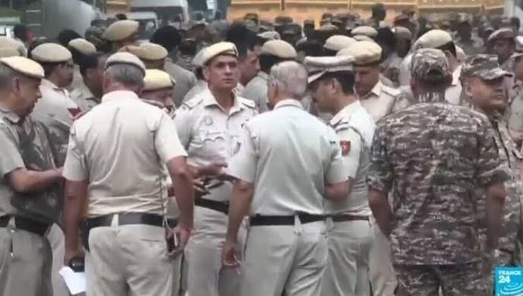 Indian police detain ‘cockroach’ movement leaders demanding election chief’s resignation Indian police detain 'cockroach' movement leaders demanding election chief's resignation
